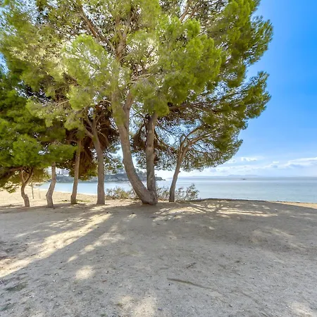 Apartment With View Montjoi
